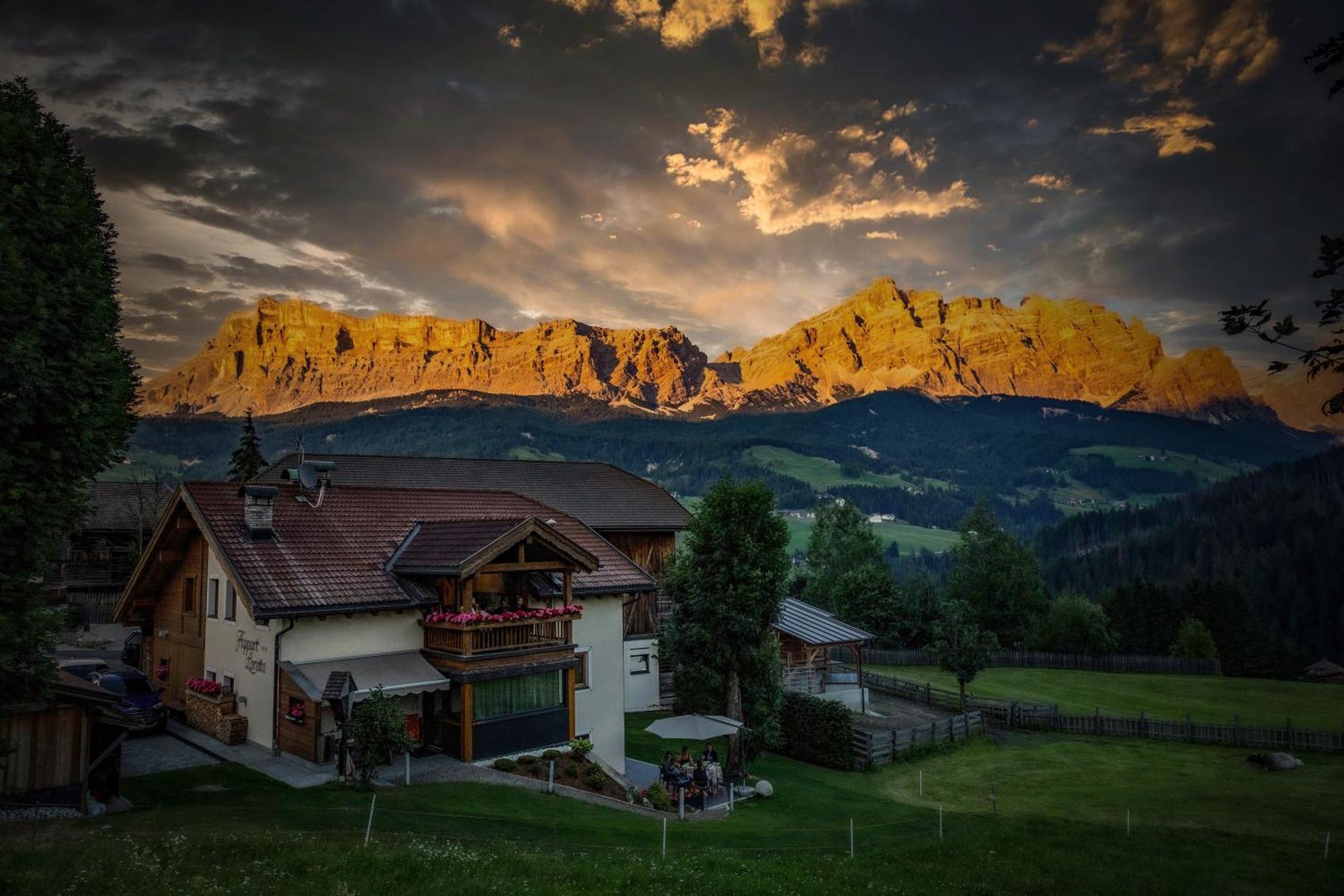 Appartamenti Loretta La Villa  Bagian luar foto